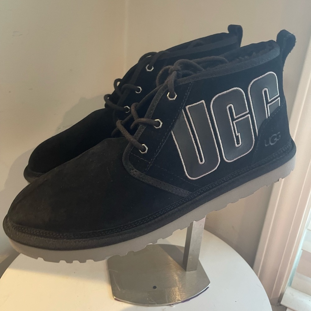 UGG MEN'S NEUMEL GRAPHIC OUTLINE BOOT - BLACK/GREY SUEDE size 14